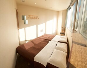 Twin Room with 2 double beds | In-room safe, blackout curtains, iron/ironing board, free WiFi - Osaka Guesthouse Nest - Hostel (Osaka)