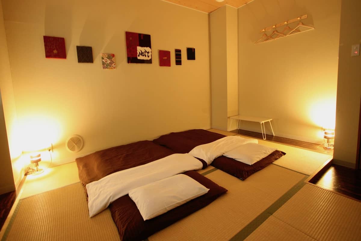 Traditional Room (for 4 People) | Peti besi dalam bilik, langsir/tirai gelap terus