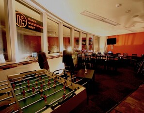 Lobby sitting area - Osaka Guesthouse Nest - Hostel (Osaka)