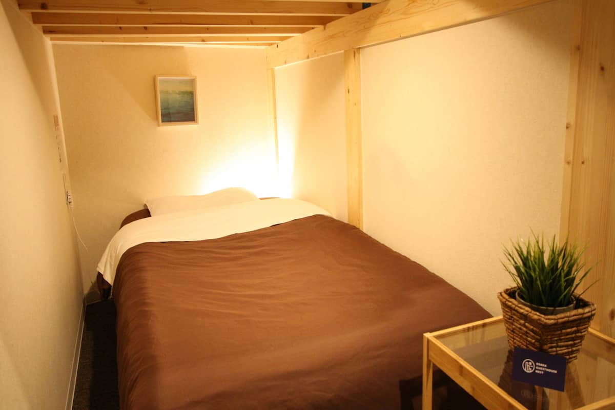 Single Room | Peti besi dalam bilik, langsir/tirai gelap terus