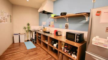 Tủ lạnh, lò vi sóng, bếp nấu, nồi cơm
