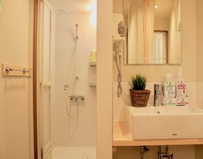 Shower, free toiletries, hair dryer, slippers - Osaka Guesthouse Nest - Hostel (Osaka)