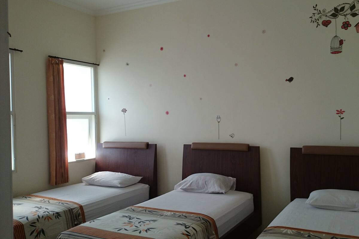 Triple Room, Shared Bathroom | Desk, WiFi (free), bed sheets