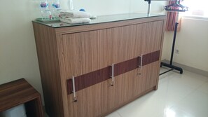 Driepersoonskamer, gemeenschappelijke badkamer | Kamervoorziening