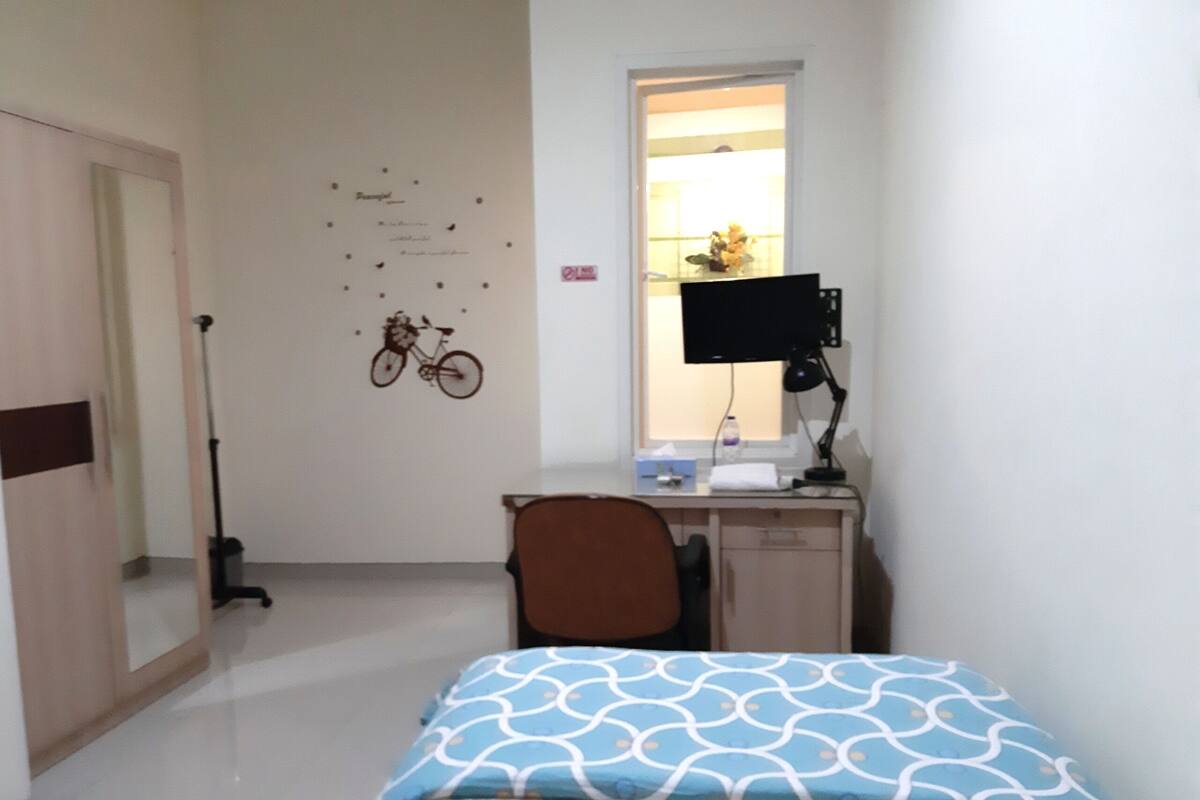 Single Room, Shared Bathroom | Desk, WiFi (free), bed sheets