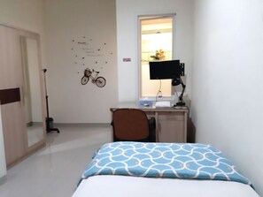 Single Room, Shared Bathroom | Desk, free WiFi, bed sheets - IKIRU to Live - Hostel (Surabaya)