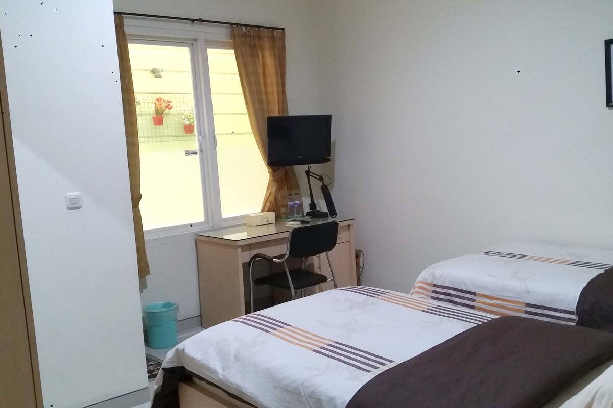 Basic Double or Twin Room, Private Bathroom | Desk, WiFi (free), bed sheets