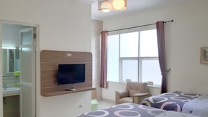 Family Room | Desk, WiFi (free), bed sheets - IKIRU to Live - Hostel (Surabaya)