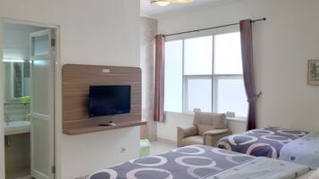 Kamar Keluarga | Meja kerja, Wi-Fi gratis, dan seprai linen