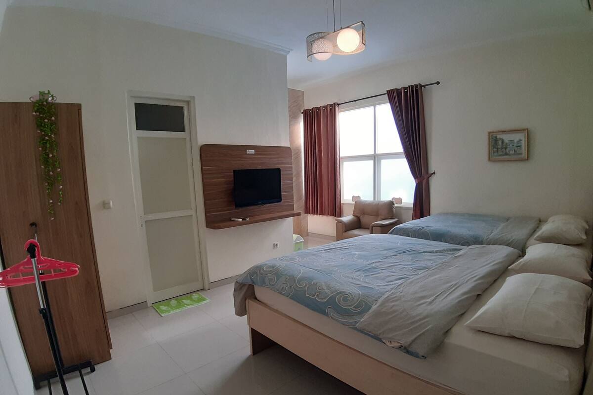 Family Room | Desk, WiFi (free), bed sheets