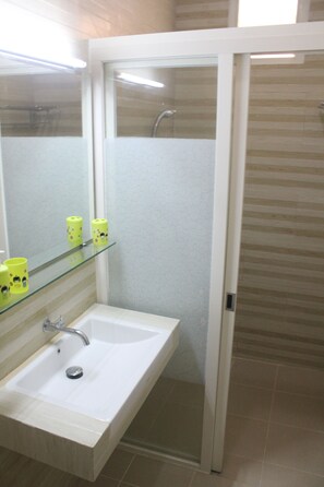 Family Room | Bathroom | Shower, hair dryer, slippers, bidet - IKIRU to Live - Hostel (Surabaya)