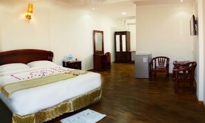 Junior Suite | Minibar, in-room safe, desk, iron/ironing board - Famous Hotel (Pyin Oo Lwin)