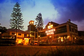 Facciata della struttura - sera/notte