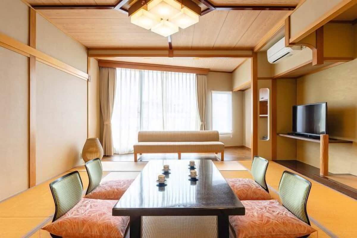 Living area | 32-inch flat-screen TV with digital channels, TV