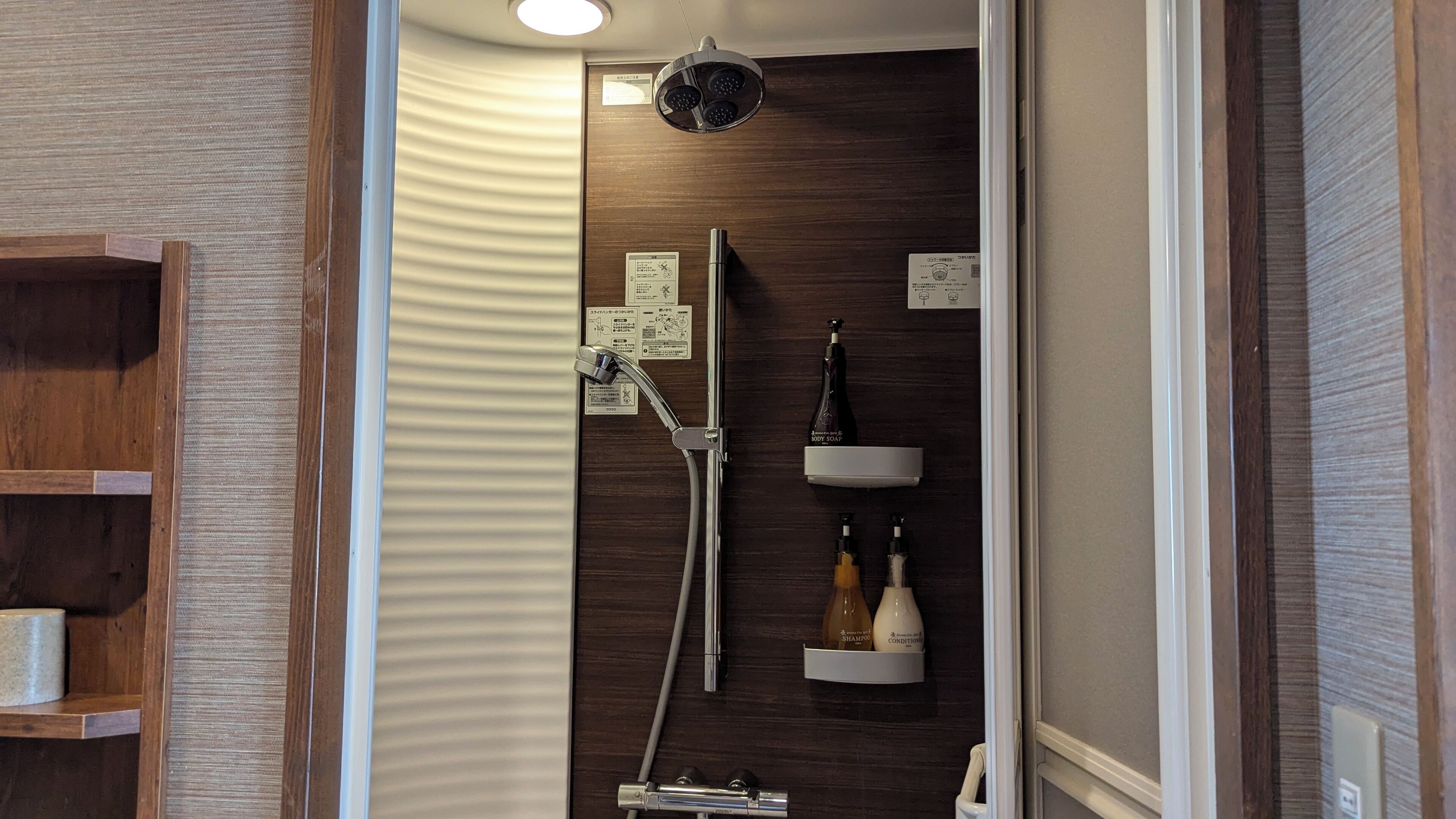 standard twinroom non-smoking | bathroom | combined shower/bathtub, deep-soaking bathtub, designer toiletries