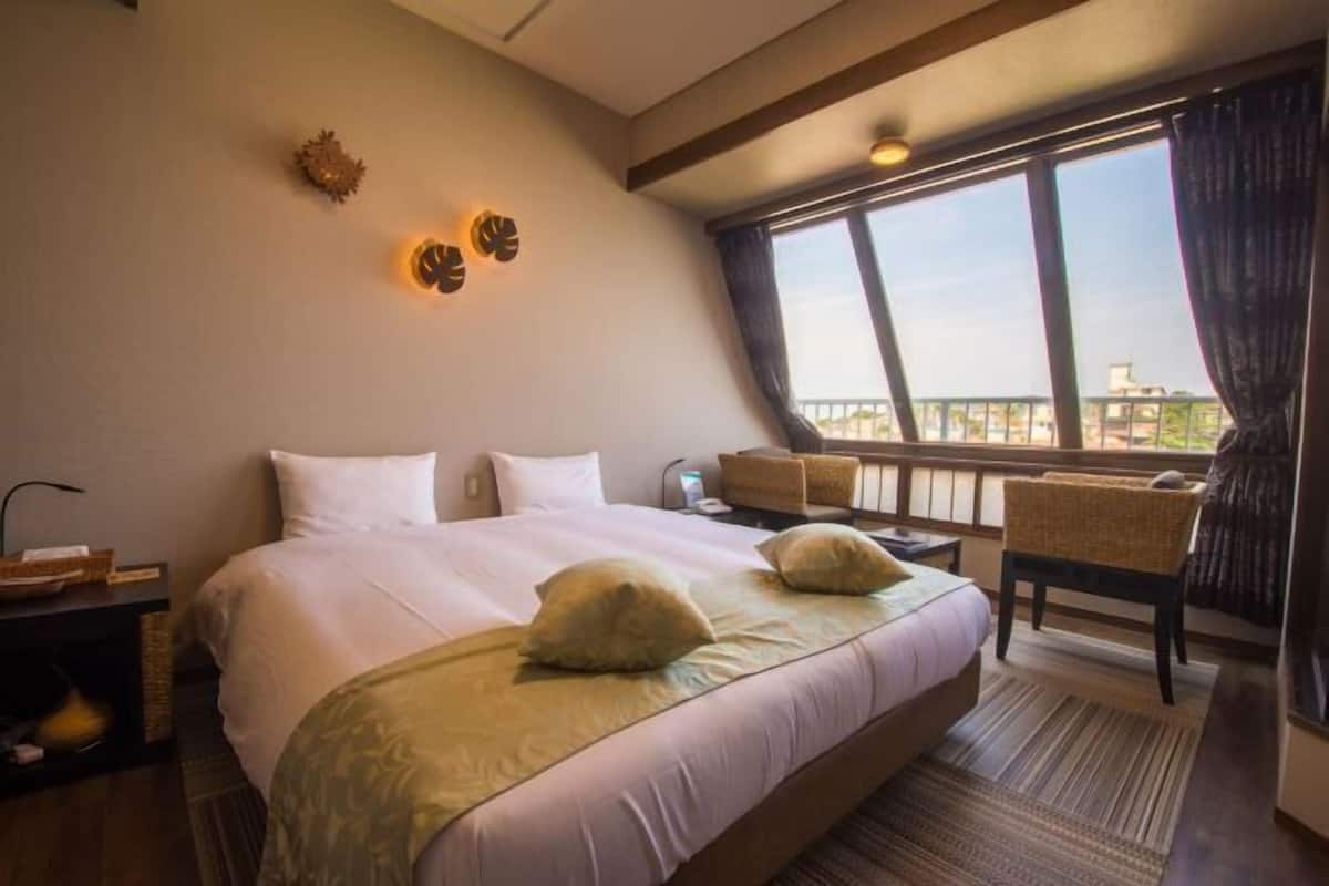 In-room safe, free WiFi, bed sheets