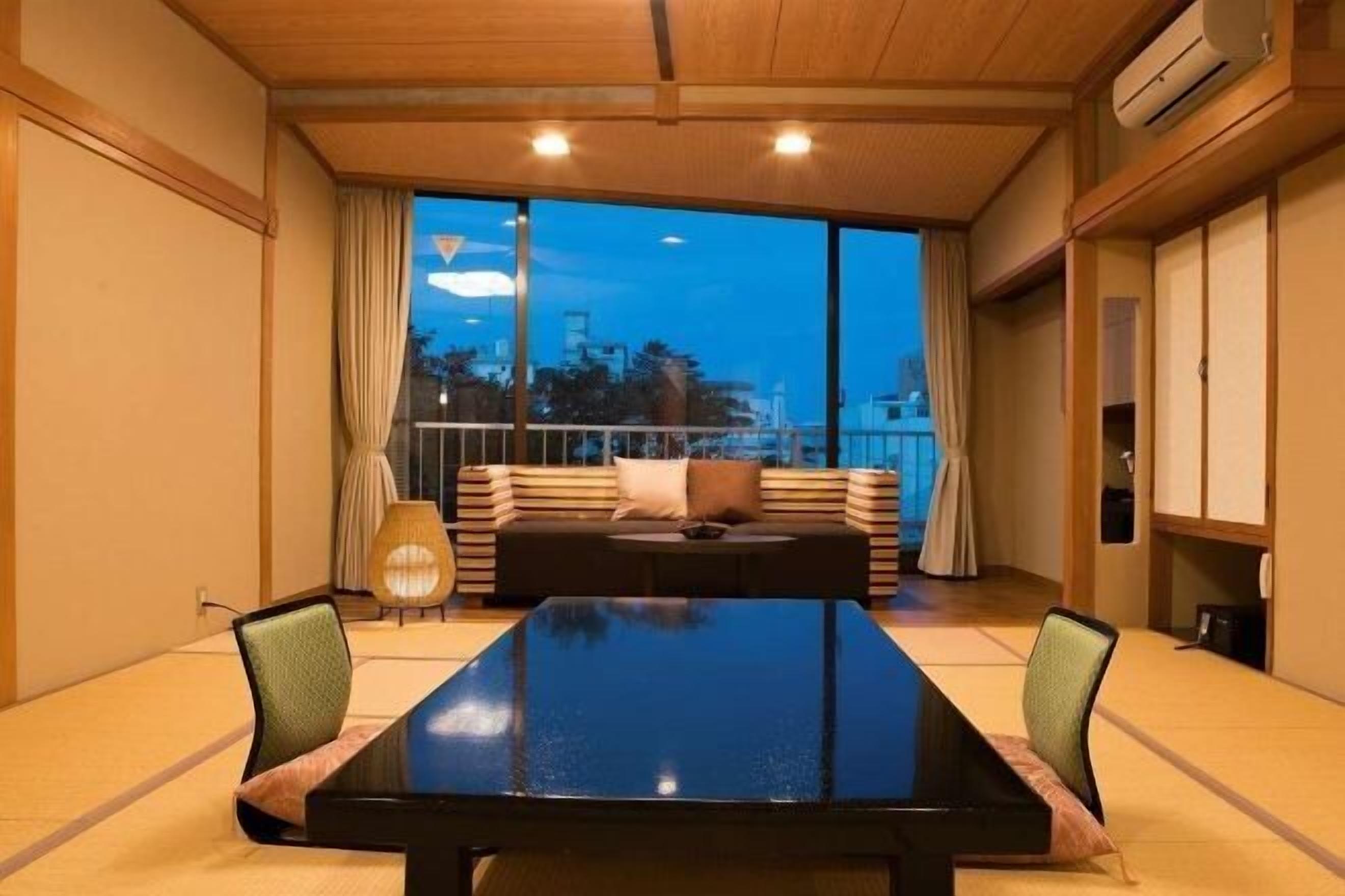 Living area | 32-inch flat-screen TV with digital channels, TV