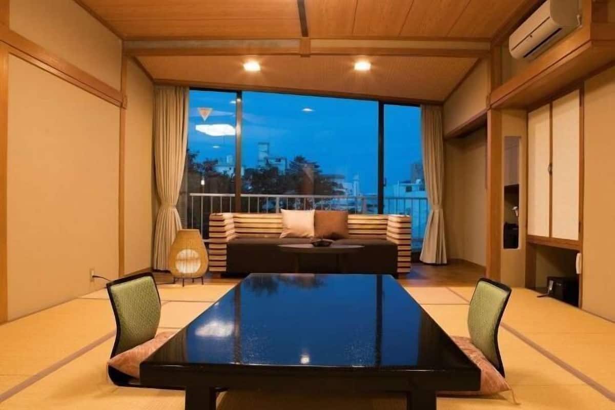 Living area | 32-inch flat-screen TV with digital channels, TV