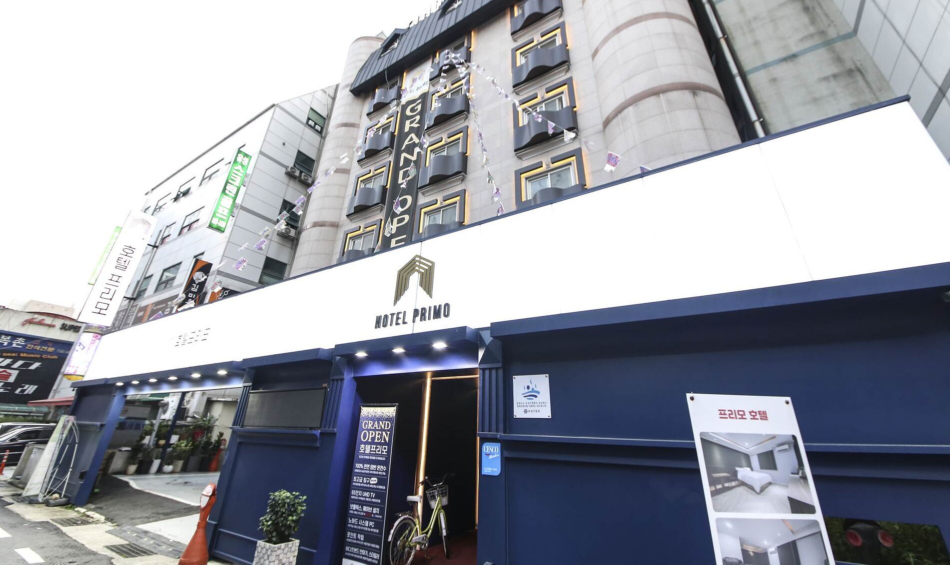 A hotel entrance with a sign reading "HOTEL PRIMO".