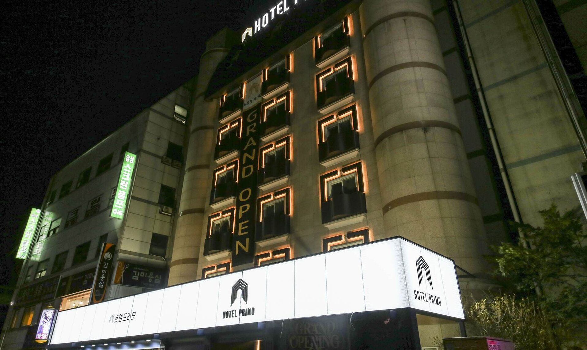 Vista frontal de la propiedad