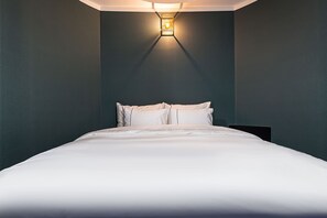 Habitación Deluxe (Check-in at 7pm on Sat&Sun) | Ropa de cama de alta calidad y edredones de plumas