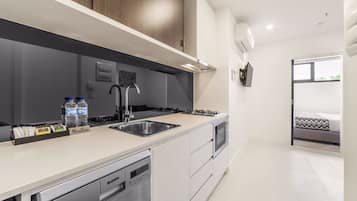 Refrigerador, microondas, placa de cocina, lavavajillas