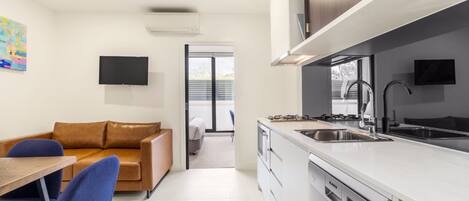 Fridge, microwave, stovetop, dishwasher