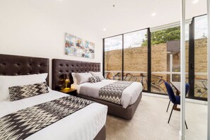 1 Schlafzimmer, hochwertige Bettwaren, Schreibtisch