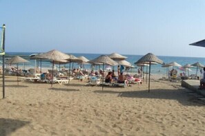 Praia particular nas proximidades, espreguiçadeiras, guarda-sóis