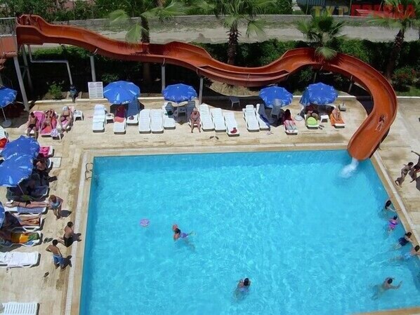 Piscina externa, guarda-sóis, espreguiçadeiras