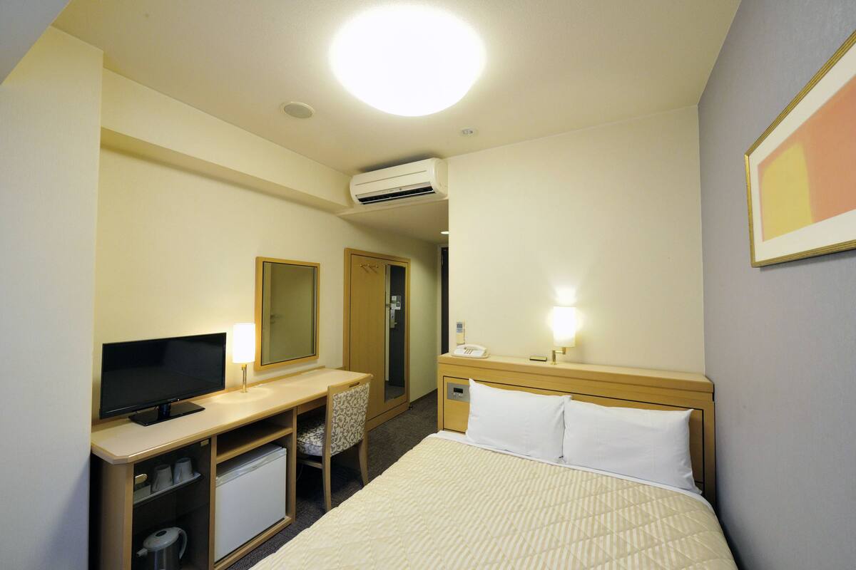 Desk, blackout curtains, free WiFi, bed sheets