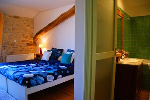 Premium bedding, free cots/infant beds, free WiFi