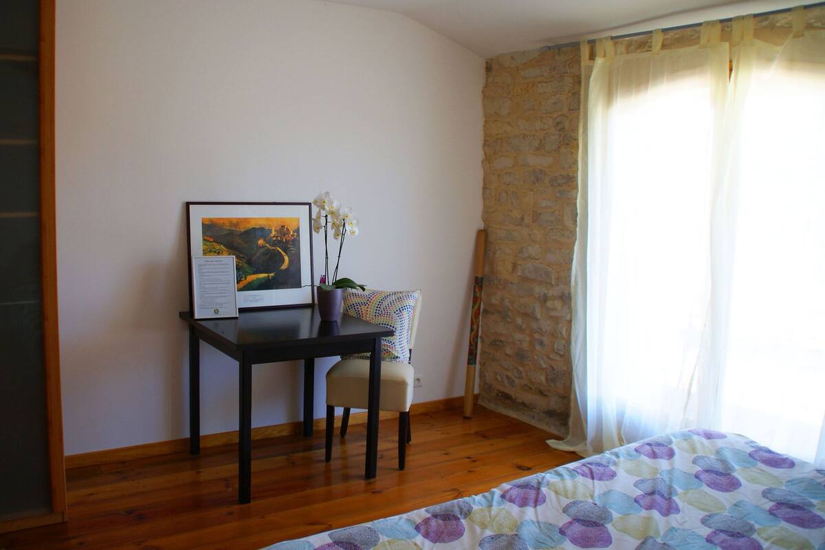 Premium bedding, free cots/infant beds, free WiFi