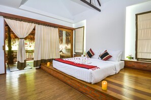 Minibar, desk, free WiFi