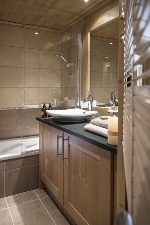 Hair dryer, towels - CGH Résidences & Spa Chalets Marmottons (Montvalezan)