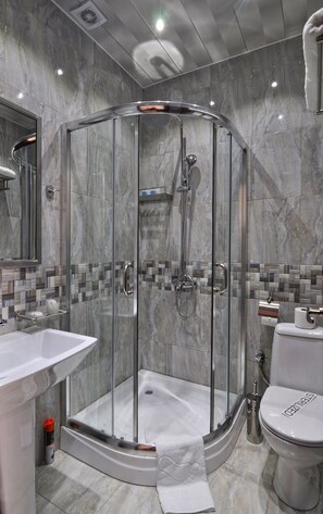 Kamar Twin Standar | Kamar mandi | Shower, perlengkapan mandi gratis, pengering rambut, dan jubah mandi