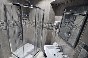 Habitación cuádruple estándar, 1 habitación, vistas a la ciudad | Baño | Ducha, artículos de higiene personal gratuitos y secador de pelo