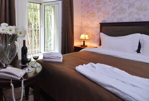 Frigobar, cofres nos quartos, escrivaninha