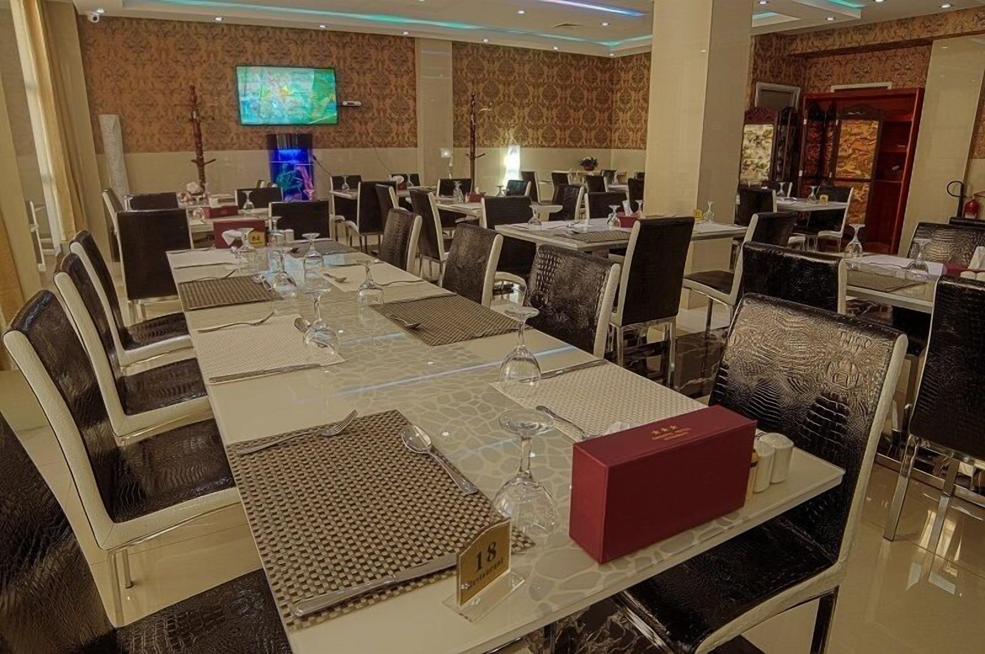 breakfast, lunch, dinner served; international cuisine