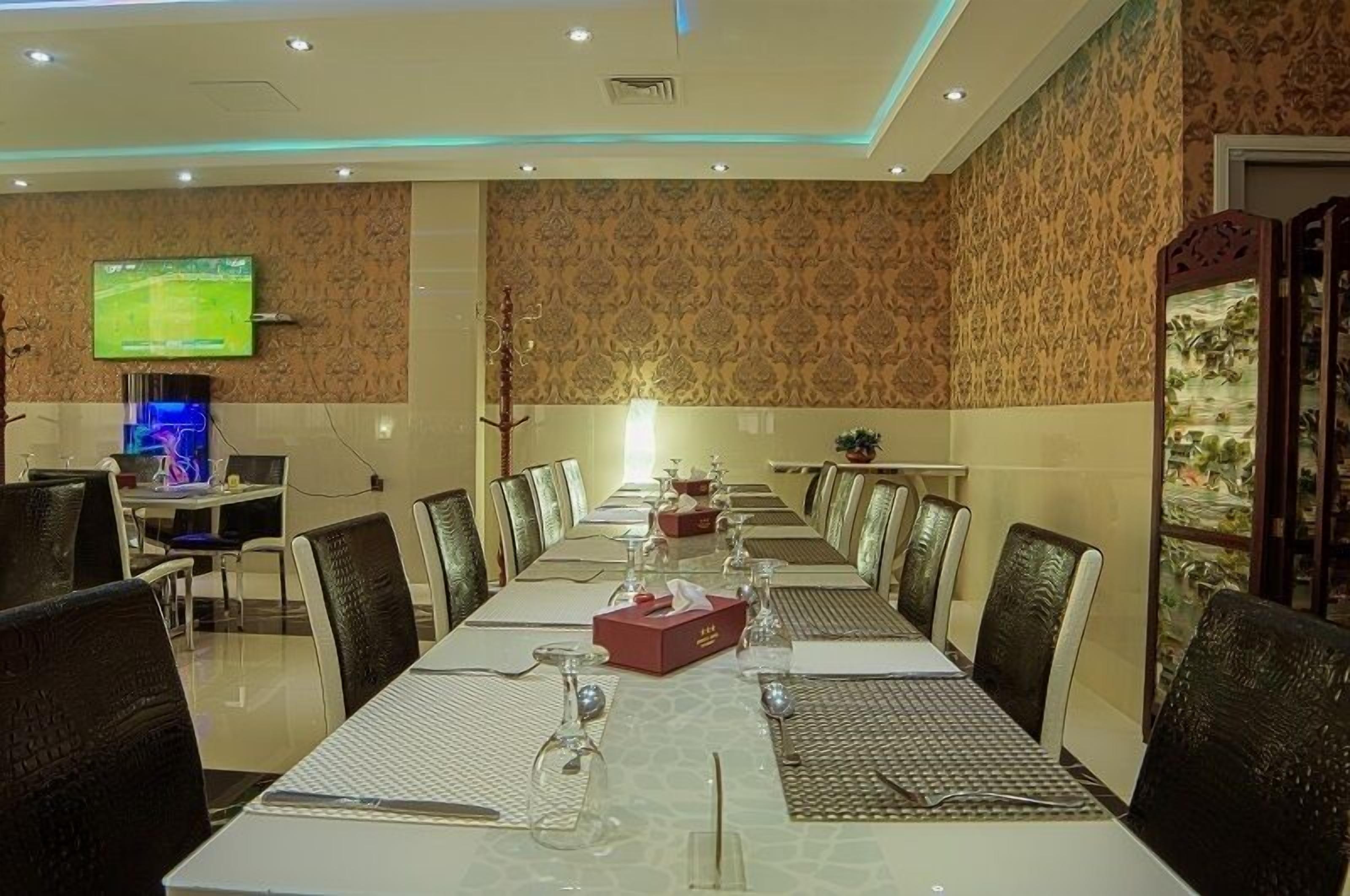 breakfast, lunch, dinner served; international cuisine