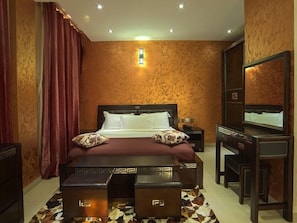 Suite | Minibar, in-room safe, desk, blackout drapes - Hôtel Errafie (El Khroub)