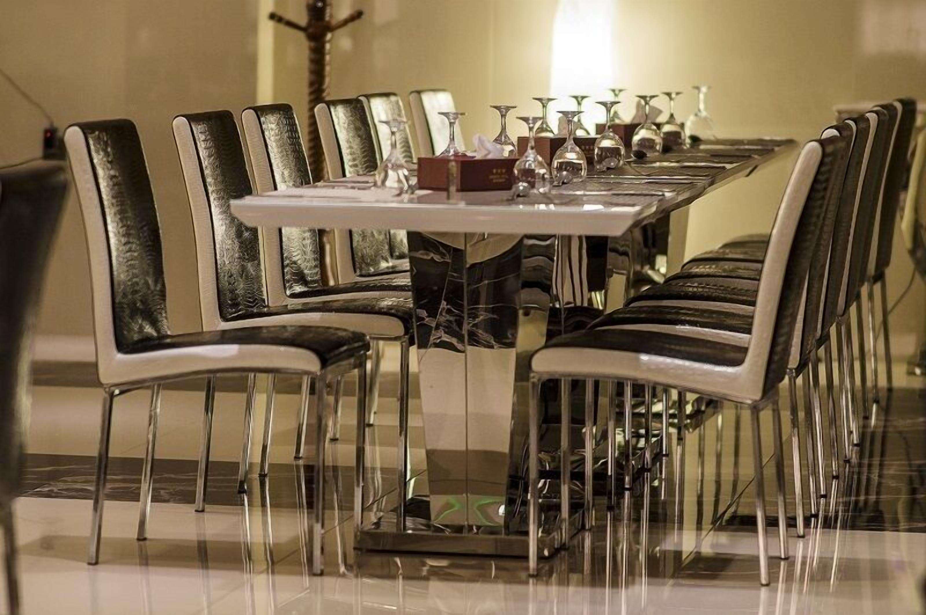 breakfast, lunch, dinner served; international cuisine