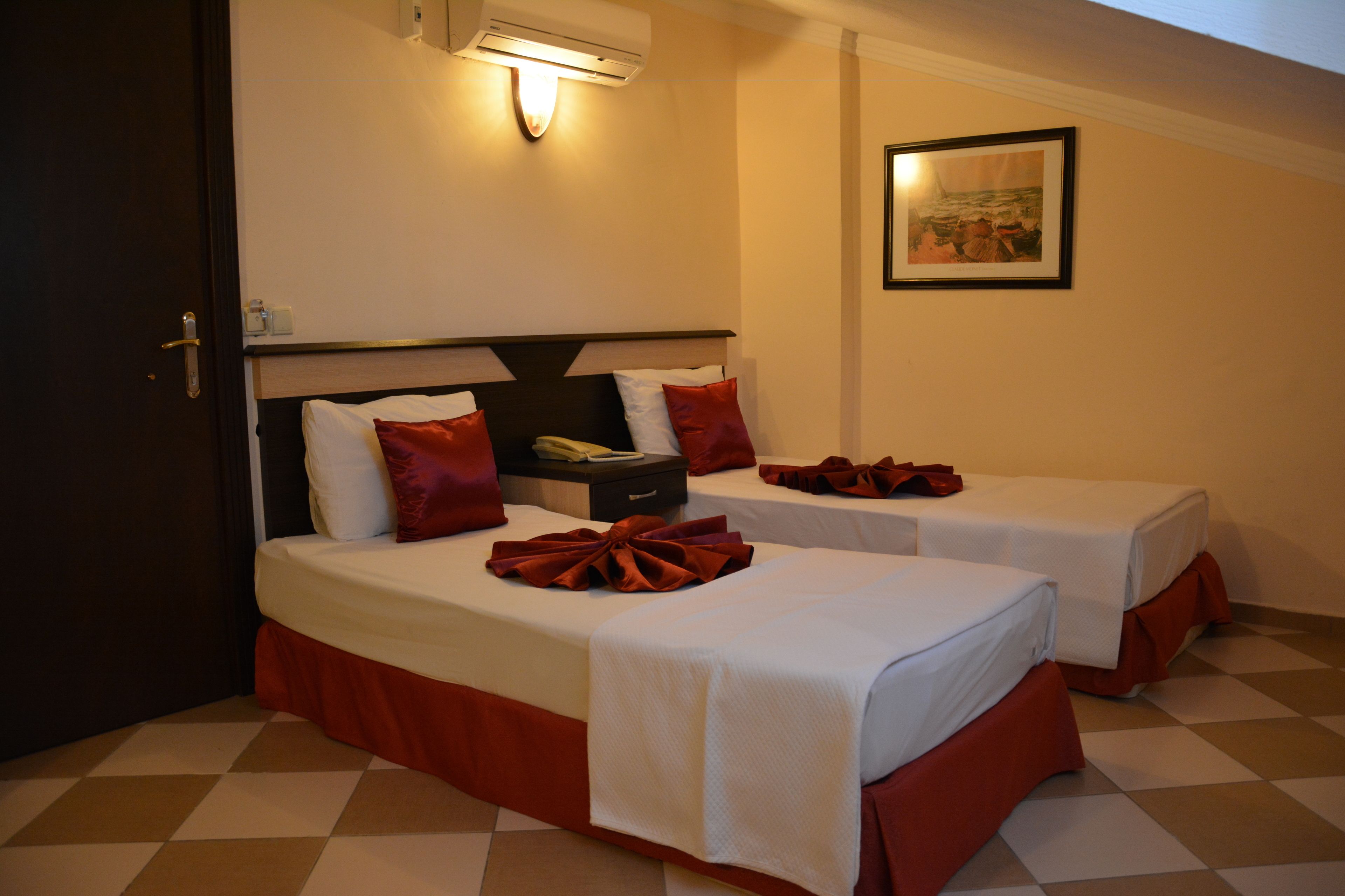 economy double or twin room | 1 bedroom, minibar, in-room safe, desk