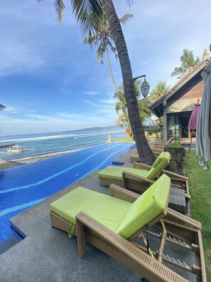 Outdoor pool, pool loungers - Bayside Bungalows (Manggis)