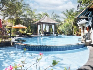 Outdoor pool, pool loungers - Bayside Bungalows (Manggis)