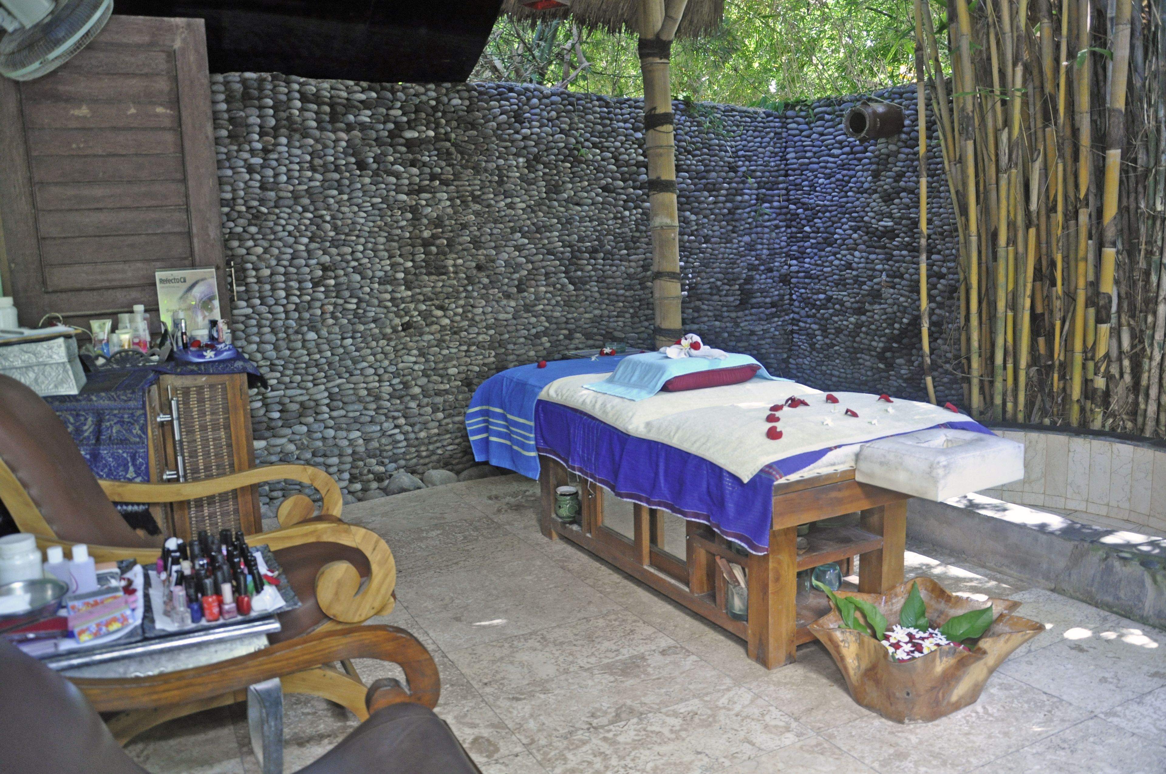 hot tub, hot springs/mineral springs, body treatments, aromatherapy