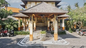 Il s’agit d’un bâtiment traditionnel, doté d’un toit en tuiles et d’un espace d’entrée abrité.