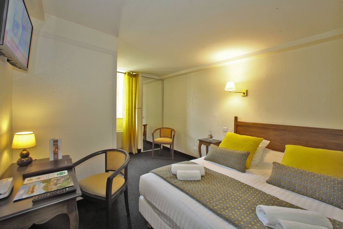 standard double room, small bathroom  | individually decorated, individually furnished, desk, blackout curtains