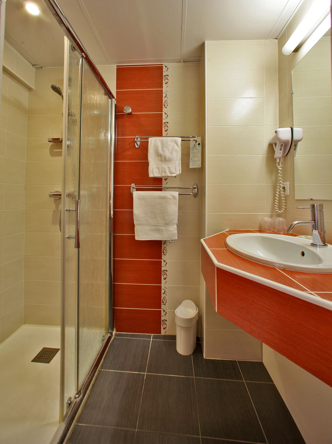 family triple room | bathroom | shower, free toiletries, hair dryer, towels