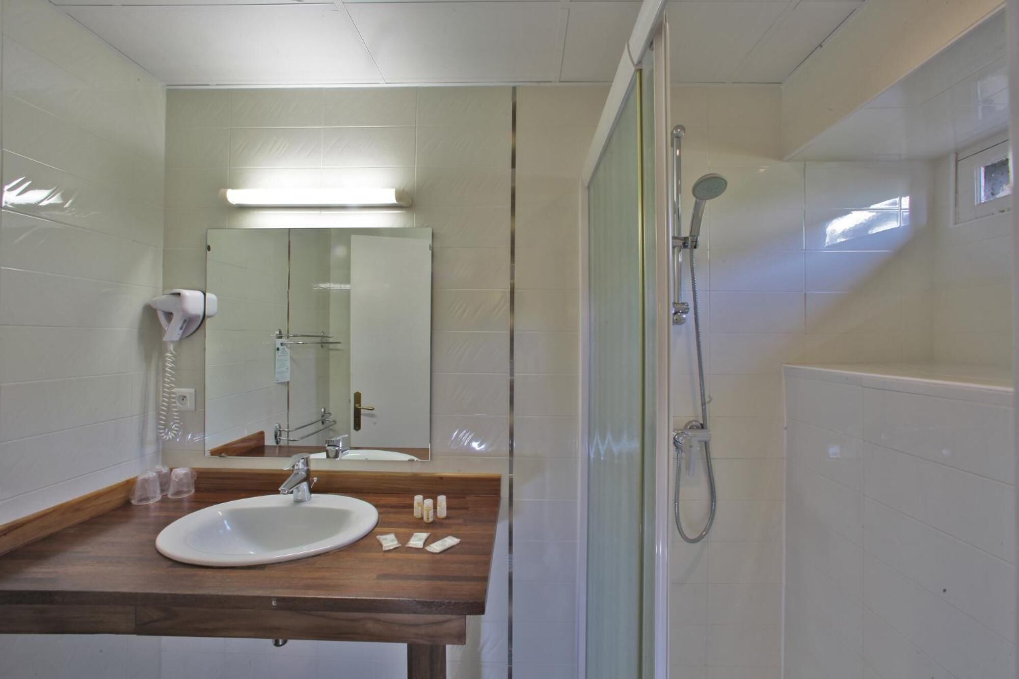 shower, free toiletries, hair dryer, towels